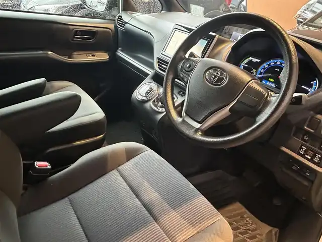 トヨタ ノア ハイブリッド X 高知県 2014(平26)年 10.1万km ホワイトパールクリスタルシャイン 純正SDナビ/【CD/DVD/BT/フルセグTV】/バックカメラ/横滑り防止/両側パワースライドドア/パワーバックドア/ビルトインETC/ドライブレコーダー/オートライト/純正LEDライト/スマートキー/プッシュスタート/モデリスタエアロ/純正アルミホイール 15インチ/純正フロアマット/リアプライバシーガラス/スペアキー×1【スマートキー】/新車時整備手帳（保証書)/取扱説明書/記録簿有