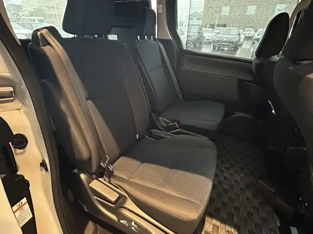 トヨタ ノア ハイブリッド X 高知県 2014(平26)年 10.1万km ホワイトパールクリスタルシャイン 純正SDナビ/【CD/DVD/BT/フルセグTV】/バックカメラ/横滑り防止/両側パワースライドドア/パワーバックドア/ビルトインETC/ドライブレコーダー/オートライト/純正LEDライト/スマートキー/プッシュスタート/モデリスタエアロ/純正アルミホイール 15インチ/純正フロアマット/リアプライバシーガラス/スペアキー×1【スマートキー】/新車時整備手帳（保証書)/取扱説明書/記録簿有