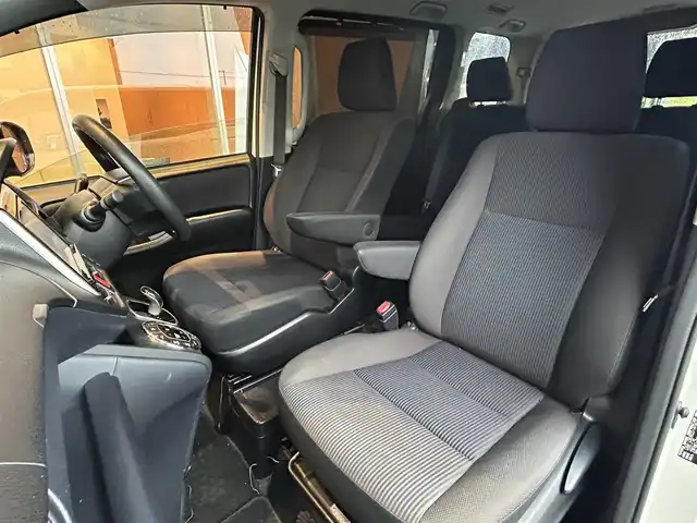 トヨタ ノア ハイブリッド X 高知県 2014(平26)年 10.1万km ホワイトパールクリスタルシャイン 純正SDナビ/【CD/DVD/BT/フルセグTV】/バックカメラ/横滑り防止/両側パワースライドドア/パワーバックドア/ビルトインETC/ドライブレコーダー/オートライト/純正LEDライト/スマートキー/プッシュスタート/モデリスタエアロ/純正アルミホイール 15インチ/純正フロアマット/リアプライバシーガラス/スペアキー×1【スマートキー】/新車時整備手帳（保証書)/取扱説明書/記録簿有