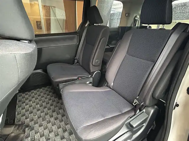 トヨタ ノア ハイブリッド X 高知県 2014(平26)年 10.1万km ホワイトパールクリスタルシャイン 純正SDナビ/【CD/DVD/BT/フルセグTV】/バックカメラ/横滑り防止/両側パワースライドドア/パワーバックドア/ビルトインETC/ドライブレコーダー/オートライト/純正LEDライト/スマートキー/プッシュスタート/モデリスタエアロ/純正アルミホイール 15インチ/純正フロアマット/リアプライバシーガラス/スペアキー×1【スマートキー】/新車時整備手帳（保証書)/取扱説明書/記録簿有