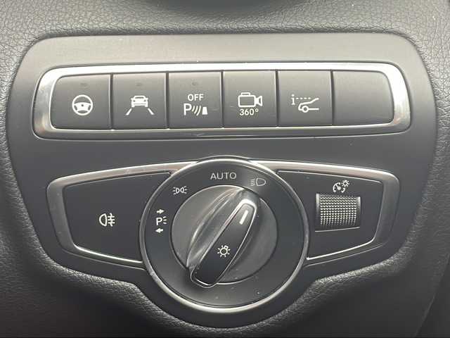 メルセデス・ベンツ ＧＬＣ２２０ d 4マチック クーペ スポーツ 本革 福岡県 2018(平30)年 2.3万km ポーラホワイト ワンオーナー/純正ナビ（Bluetooth・全周囲カメラ・フルセグTV）/ガラススライディングルーフ/Burmesterサウンド/レーダー探知機SUPER CAT（Z996CSD）/パヒュームアトマイザー/LEDインテリジェントシステム/ドライブレコーダー/ステアリングパイロット/アクティブブラインドスポットアシスト/ディスタンスパイロット/アテンションアシスト/ディストロニック/アクティブブレーキアシスト/パーキングパイロット/パーキングアシストリアビューカメラ/パークトロニック/パワーシート（運転席・助手席）/クリアランスソナー/コーナーセンサー/レーダークルーズコントロール/スペアキー/取扱説明書
