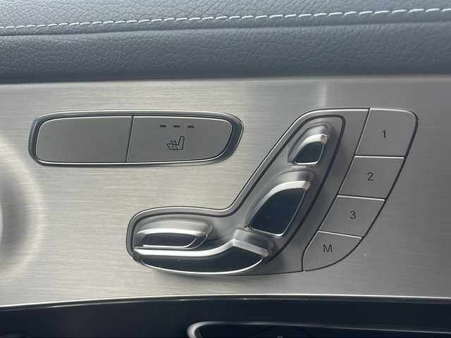 メルセデス・ベンツ ＧＬＣ２２０ d 4マチック クーペ スポーツ 本革 福岡県 2018(平30)年 2.3万km ポーラホワイト ワンオーナー/純正ナビ（Bluetooth・全周囲カメラ・フルセグTV）/ガラススライディングルーフ/Burmesterサウンド/レーダー探知機SUPER CAT（Z996CSD）/パヒュームアトマイザー/LEDインテリジェントシステム/ドライブレコーダー/ステアリングパイロット/アクティブブラインドスポットアシスト/ディスタンスパイロット/アテンションアシスト/ディストロニック/アクティブブレーキアシスト/パーキングパイロット/パーキングアシストリアビューカメラ/パークトロニック/パワーシート（運転席・助手席）/クリアランスソナー/コーナーセンサー/レーダークルーズコントロール/スペアキー/取扱説明書