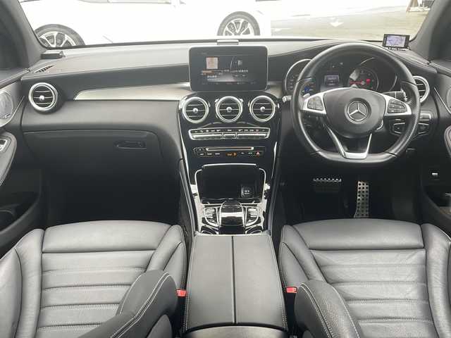 メルセデス・ベンツ ＧＬＣ２２０ d 4マチック クーペ スポーツ 本革 福岡県 2018(平30)年 2.3万km ポーラホワイト ワンオーナー/純正ナビ（Bluetooth・全周囲カメラ・フルセグTV）/ガラススライディングルーフ/Burmesterサウンド/レーダー探知機SUPER CAT（Z996CSD）/パヒュームアトマイザー/LEDインテリジェントシステム/ドライブレコーダー/ステアリングパイロット/アクティブブラインドスポットアシスト/ディスタンスパイロット/アテンションアシスト/ディストロニック/アクティブブレーキアシスト/パーキングパイロット/パーキングアシストリアビューカメラ/パークトロニック/パワーシート（運転席・助手席）/クリアランスソナー/コーナーセンサー/レーダークルーズコントロール/スペアキー/取扱説明書