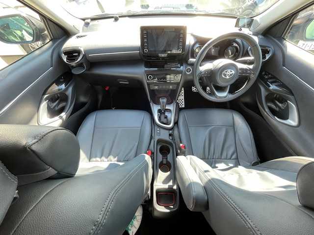 トヨタ ヤリスクロス G 長野県 2020(令2)年 2.1万km ブラックマイカ 禁煙車/純正8インチディスプレイオーディオ/（ナビ機能付/フルセグTV/Bluetooth）/セーフティセンス/・プリクラッシュセーフティ/・レーントレーシングアシスト/・レーダークルーズコントロール/・オートマチックハイビーム/・ロードサインアシスト/・先行車発進告知機能/・インテリジェントクリアランスソナー/・ブラインドスポットモニター/パノラミックビューモニター/ビルトインETC2.0/ハンズフリーパワーバックドア/前後ドライブレコーダー機能付デジタルインナーミラー/革巻きステアリング/ステアリングスイッチ/電動パーキングブレーキ/ブレーキホールド/レザー調シートカバー/LEDヘッドライト/オートライト/スマートキー/Pスタート/電動格納ミラー/社外16インチAW/純正フロアマット/ロッソモデロマフラー