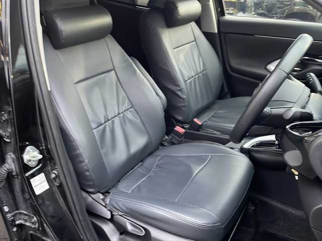 トヨタ ヤリスクロス G 長野県 2020(令2)年 2.1万km ブラックマイカ 禁煙車/純正8インチディスプレイオーディオ/（ナビ機能付/フルセグTV/Bluetooth）/セーフティセンス/・プリクラッシュセーフティ/・レーントレーシングアシスト/・レーダークルーズコントロール/・オートマチックハイビーム/・ロードサインアシスト/・先行車発進告知機能/・インテリジェントクリアランスソナー/・ブラインドスポットモニター/パノラミックビューモニター/ビルトインETC2.0/ハンズフリーパワーバックドア/前後ドライブレコーダー機能付デジタルインナーミラー/革巻きステアリング/ステアリングスイッチ/電動パーキングブレーキ/ブレーキホールド/レザー調シートカバー/LEDヘッドライト/オートライト/スマートキー/Pスタート/電動格納ミラー/社外16インチAW/純正フロアマット/ロッソモデロマフラー