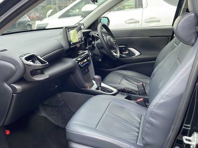 トヨタ ヤリスクロス G 長野県 2020(令2)年 2.1万km ブラックマイカ 禁煙車/純正8インチディスプレイオーディオ/（ナビ機能付/フルセグTV/Bluetooth）/セーフティセンス/・プリクラッシュセーフティ/・レーントレーシングアシスト/・レーダークルーズコントロール/・オートマチックハイビーム/・ロードサインアシスト/・先行車発進告知機能/・インテリジェントクリアランスソナー/・ブラインドスポットモニター/パノラミックビューモニター/ビルトインETC2.0/ハンズフリーパワーバックドア/前後ドライブレコーダー機能付デジタルインナーミラー/革巻きステアリング/ステアリングスイッチ/電動パーキングブレーキ/ブレーキホールド/レザー調シートカバー/LEDヘッドライト/オートライト/スマートキー/Pスタート/電動格納ミラー/社外16インチAW/純正フロアマット/ロッソモデロマフラー