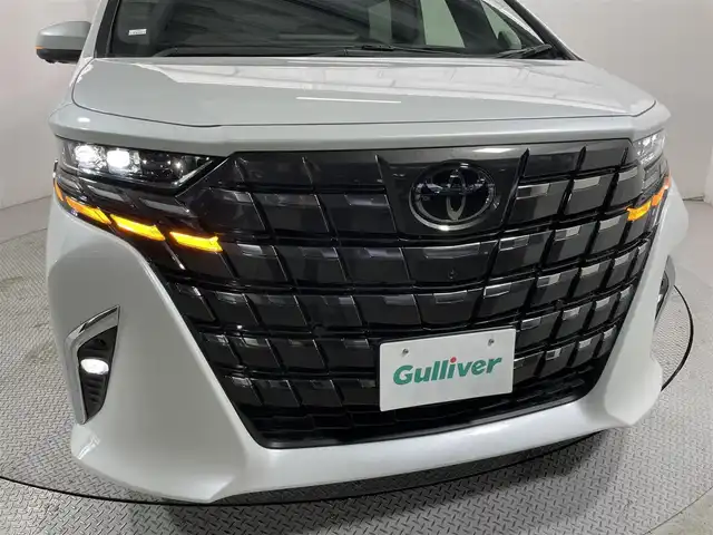 トヨタ アルファード Z 大阪府 2025(令7)年 0.4万km プラチナホワイトパールマイカ 後席モニター　デジタルインナーミラー　全方位カメラ　純正大型ナビＴＶ　黒革シート　パークアシスト　シートヒーター／エアコン　パワーシート　ハンドルヒーター　ＥＴＣ　ワイヤレス充電　ＢＳＭ　両側パワスラ