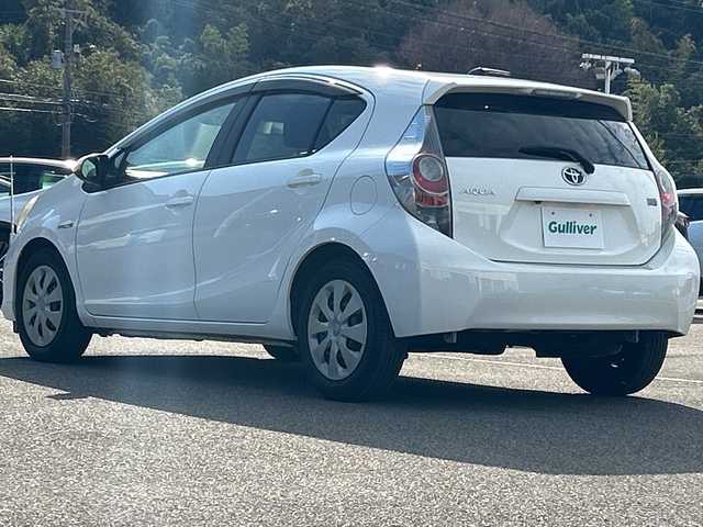 トヨタ アクア S 佐賀県 2013(平25)年 4.2万km スーパーホワイトⅡ 純正7インチナビゲーション(Bluetooth/ワンセグテレビ/CD)/バックカメラ/ヘッドライトレベライザー/スマートキー/電動格納ミラー/純正フロアマット/オートライト/オートエアコン/ステアリングスイッチ/横滑り抑制機能