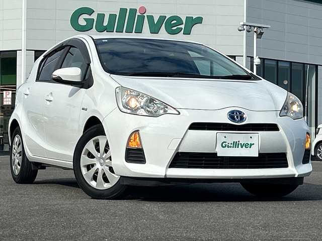 トヨタ アクア S 佐賀県 2013(平25)年 4.2万km スーパーホワイトⅡ 純正7インチナビゲーション(Bluetooth/ワンセグテレビ/CD)/バックカメラ/ヘッドライトレベライザー/スマートキー/電動格納ミラー/純正フロアマット/オートライト/オートエアコン/ステアリングスイッチ/横滑り抑制機能