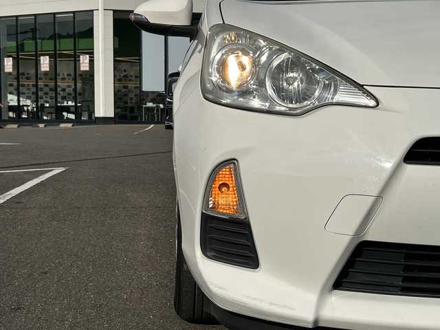 トヨタ アクア S 佐賀県 2013(平25)年 4.2万km スーパーホワイトⅡ 純正7インチナビゲーション(Bluetooth/ワンセグテレビ/CD)/バックカメラ/ヘッドライトレベライザー/スマートキー/電動格納ミラー/純正フロアマット/オートライト/オートエアコン/ステアリングスイッチ/横滑り抑制機能