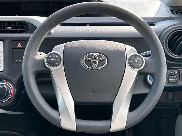 トヨタ アクア S 佐賀県 2013(平25)年 4.2万km スーパーホワイトⅡ 純正7インチナビゲーション(Bluetooth/ワンセグテレビ/CD)/バックカメラ/ヘッドライトレベライザー/スマートキー/電動格納ミラー/純正フロアマット/オートライト/オートエアコン/ステアリングスイッチ/横滑り抑制機能