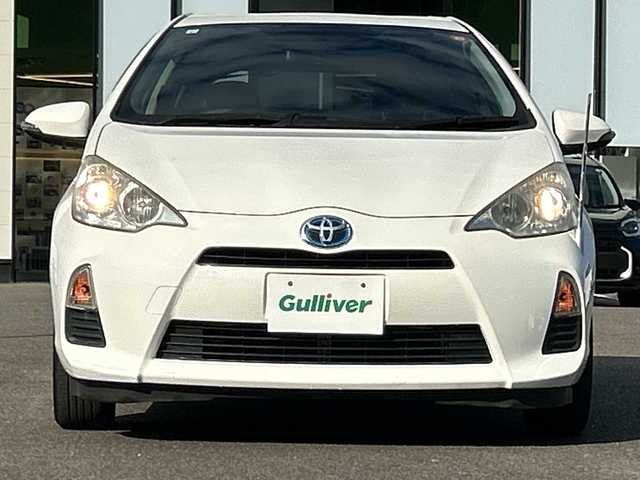 トヨタ アクア S 佐賀県 2013(平25)年 4.2万km スーパーホワイトⅡ 純正7インチナビゲーション(Bluetooth/ワンセグテレビ/CD)/バックカメラ/ヘッドライトレベライザー/スマートキー/電動格納ミラー/純正フロアマット/オートライト/オートエアコン/ステアリングスイッチ/横滑り抑制機能