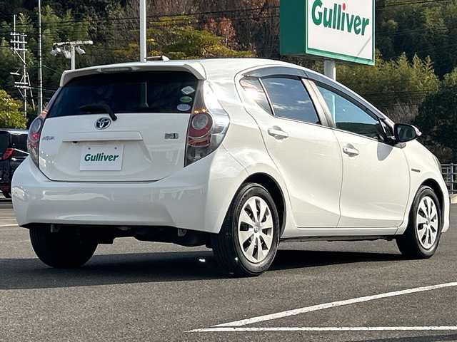 トヨタ アクア S 佐賀県 2013(平25)年 4.2万km スーパーホワイトⅡ 純正7インチナビゲーション(Bluetooth/ワンセグテレビ/CD)/バックカメラ/ヘッドライトレベライザー/スマートキー/電動格納ミラー/純正フロアマット/オートライト/オートエアコン/ステアリングスイッチ/横滑り抑制機能