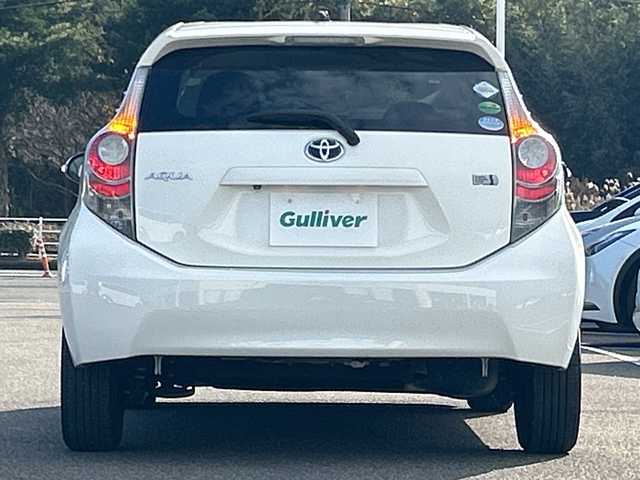 トヨタ アクア S 佐賀県 2013(平25)年 4.2万km スーパーホワイトⅡ 純正7インチナビゲーション(Bluetooth/ワンセグテレビ/CD)/バックカメラ/ヘッドライトレベライザー/スマートキー/電動格納ミラー/純正フロアマット/オートライト/オートエアコン/ステアリングスイッチ/横滑り抑制機能