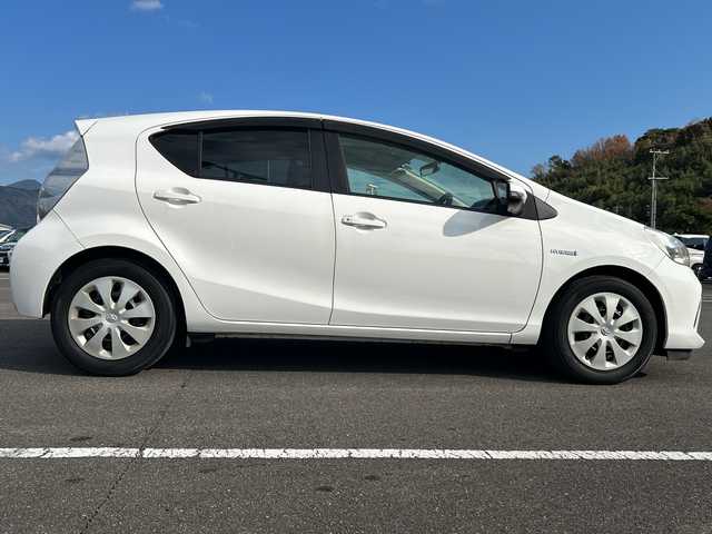 トヨタ アクア S 佐賀県 2013(平25)年 4.2万km スーパーホワイトⅡ 純正7インチナビゲーション(Bluetooth/ワンセグテレビ/CD)/バックカメラ/ヘッドライトレベライザー/スマートキー/電動格納ミラー/純正フロアマット/オートライト/オートエアコン/ステアリングスイッチ/横滑り抑制機能