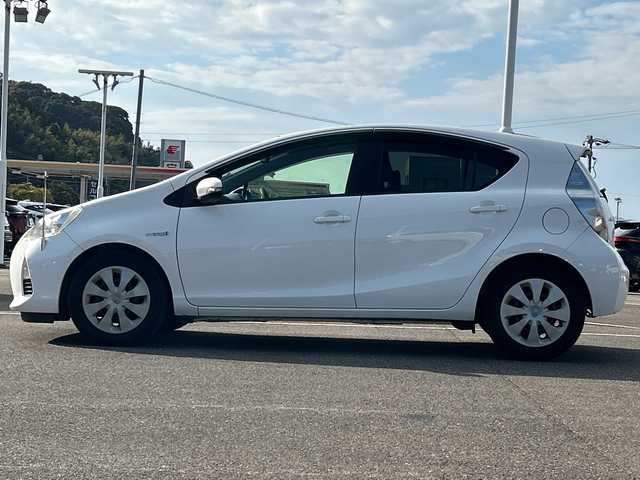 トヨタ アクア S 佐賀県 2013(平25)年 4.2万km スーパーホワイトⅡ 純正7インチナビゲーション(Bluetooth/ワンセグテレビ/CD)/バックカメラ/ヘッドライトレベライザー/スマートキー/電動格納ミラー/純正フロアマット/オートライト/オートエアコン/ステアリングスイッチ/横滑り抑制機能