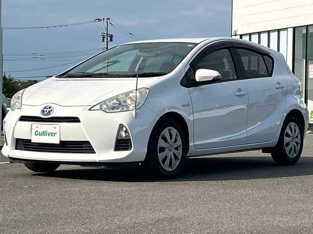 トヨタ アクア S 佐賀県 2013(平25)年 4.2万km スーパーホワイトⅡ 純正7インチナビゲーション(Bluetooth/ワンセグテレビ/CD)/バックカメラ/ヘッドライトレベライザー/スマートキー/電動格納ミラー/純正フロアマット/オートライト/オートエアコン/ステアリングスイッチ/横滑り抑制機能