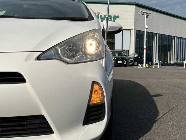 トヨタ アクア S 佐賀県 2013(平25)年 4.2万km スーパーホワイトⅡ 純正7インチナビゲーション(Bluetooth/ワンセグテレビ/CD)/バックカメラ/ヘッドライトレベライザー/スマートキー/電動格納ミラー/純正フロアマット/オートライト/オートエアコン/ステアリングスイッチ/横滑り抑制機能