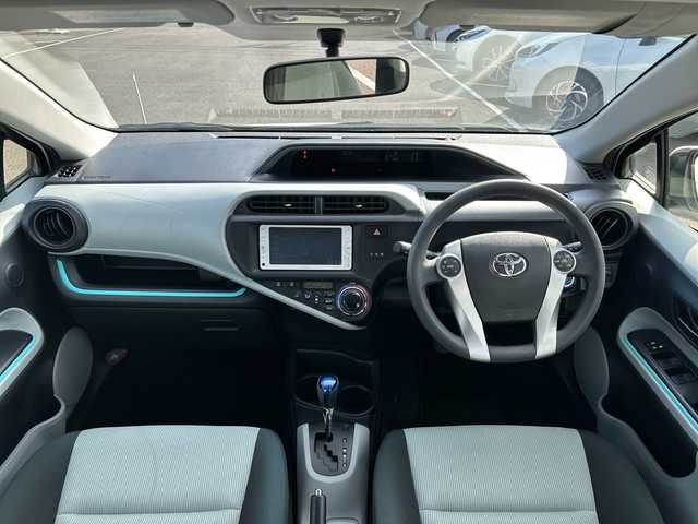 トヨタ アクア S 佐賀県 2013(平25)年 4.2万km スーパーホワイトⅡ 純正7インチナビゲーション(Bluetooth/ワンセグテレビ/CD)/バックカメラ/ヘッドライトレベライザー/スマートキー/電動格納ミラー/純正フロアマット/オートライト/オートエアコン/ステアリングスイッチ/横滑り抑制機能