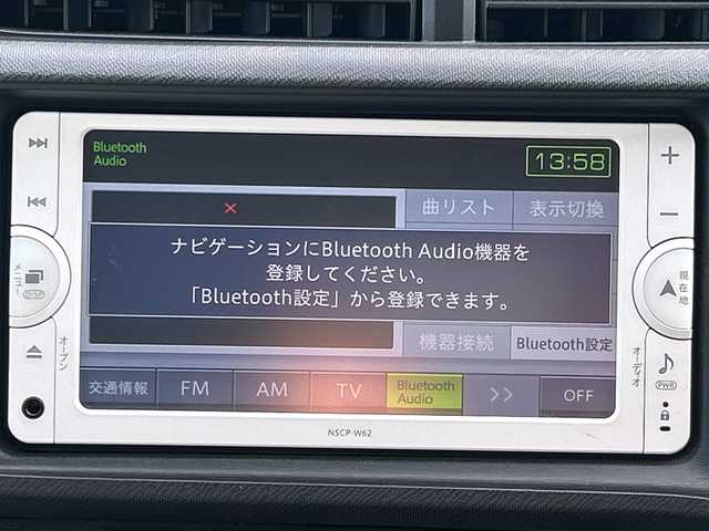 トヨタ アクア S 佐賀県 2013(平25)年 4.2万km スーパーホワイトⅡ 純正7インチナビゲーション(Bluetooth/ワンセグテレビ/CD)/バックカメラ/ヘッドライトレベライザー/スマートキー/電動格納ミラー/純正フロアマット/オートライト/オートエアコン/ステアリングスイッチ/横滑り抑制機能