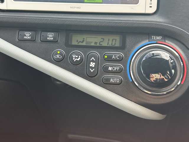 トヨタ アクア S 佐賀県 2013(平25)年 4.2万km スーパーホワイトⅡ 純正7インチナビゲーション(Bluetooth/ワンセグテレビ/CD)/バックカメラ/ヘッドライトレベライザー/スマートキー/電動格納ミラー/純正フロアマット/オートライト/オートエアコン/ステアリングスイッチ/横滑り抑制機能