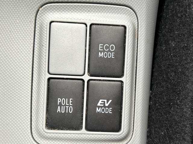 トヨタ アクア S 佐賀県 2013(平25)年 4.2万km スーパーホワイトⅡ 純正7インチナビゲーション(Bluetooth/ワンセグテレビ/CD)/バックカメラ/ヘッドライトレベライザー/スマートキー/電動格納ミラー/純正フロアマット/オートライト/オートエアコン/ステアリングスイッチ/横滑り抑制機能