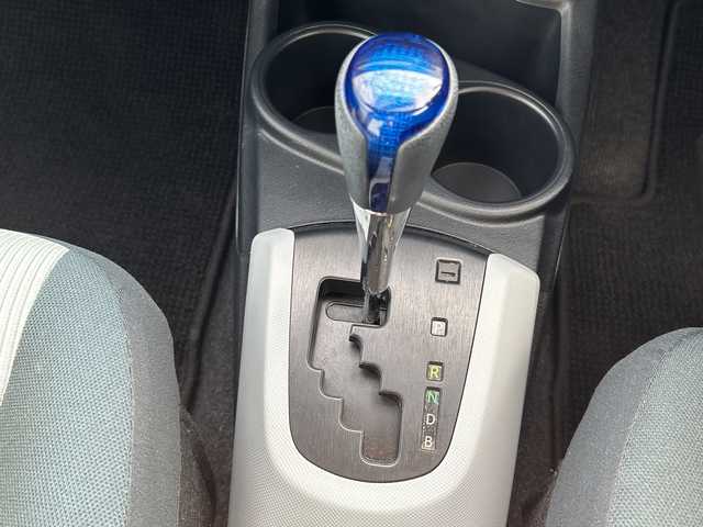 トヨタ アクア S 佐賀県 2013(平25)年 4.2万km スーパーホワイトⅡ 純正7インチナビゲーション(Bluetooth/ワンセグテレビ/CD)/バックカメラ/ヘッドライトレベライザー/スマートキー/電動格納ミラー/純正フロアマット/オートライト/オートエアコン/ステアリングスイッチ/横滑り抑制機能