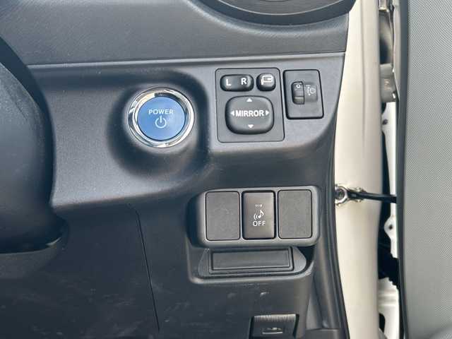 トヨタ アクア S 佐賀県 2013(平25)年 4.2万km スーパーホワイトⅡ 純正7インチナビゲーション(Bluetooth/ワンセグテレビ/CD)/バックカメラ/ヘッドライトレベライザー/スマートキー/電動格納ミラー/純正フロアマット/オートライト/オートエアコン/ステアリングスイッチ/横滑り抑制機能