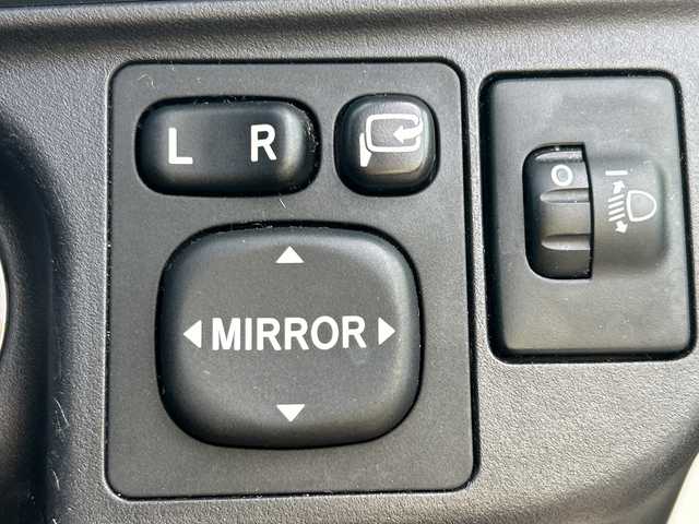 トヨタ アクア S 佐賀県 2013(平25)年 4.2万km スーパーホワイトⅡ 純正7インチナビゲーション(Bluetooth/ワンセグテレビ/CD)/バックカメラ/ヘッドライトレベライザー/スマートキー/電動格納ミラー/純正フロアマット/オートライト/オートエアコン/ステアリングスイッチ/横滑り抑制機能