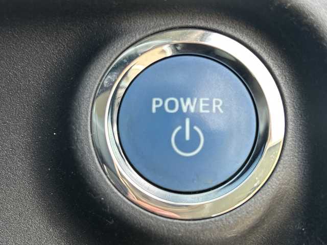 トヨタ アクア S 佐賀県 2013(平25)年 4.2万km スーパーホワイトⅡ 純正7インチナビゲーション(Bluetooth/ワンセグテレビ/CD)/バックカメラ/ヘッドライトレベライザー/スマートキー/電動格納ミラー/純正フロアマット/オートライト/オートエアコン/ステアリングスイッチ/横滑り抑制機能