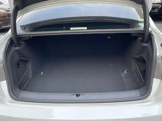 アウディ Ａ４ 40TFSI マイスターシュトック 静岡県 2019(令1)年 3万km パール 純正ナビ/フルセグTV/DVD/CD/SD/BT/全方位カメラ/黒革シート/全席シートヒーター /前席パワーシート/運転席シートメモリー/バーチャルコックピット/衝突軽減ブレーキ/レーンキープアシスト/レーダークルーズコントロール/クリアランスソナー/ブラインドスポットモニター/前後ドライブレコーダー/LEDヘッドライト/ビルトインETC2.0/スマートキー×2/取扱説明書/R6点検記録簿有