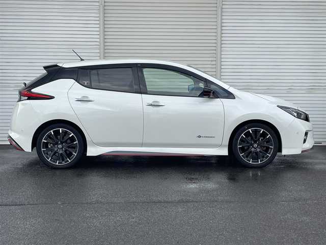 日産 リーフ ニスモ 福島県 2018(平30)年 4.7万km ブリリアントホワイトパール ワンオーナー/純正メモリーナビ/CD/DVD/USB/BT/フルセグTV/プロパイロット/アラウンドビューモニター/インテリジェントルームミラー/レーダークルーズコントロール/クリアランスソナー/ステアリングリモコン/ステアリングヒーター/シートヒーター/オートライト/LEDヘッドライト/フォグライト/ビルトインETC/ドライブレコーダー/プッシュスタート/ドアバイザー/フロアマット