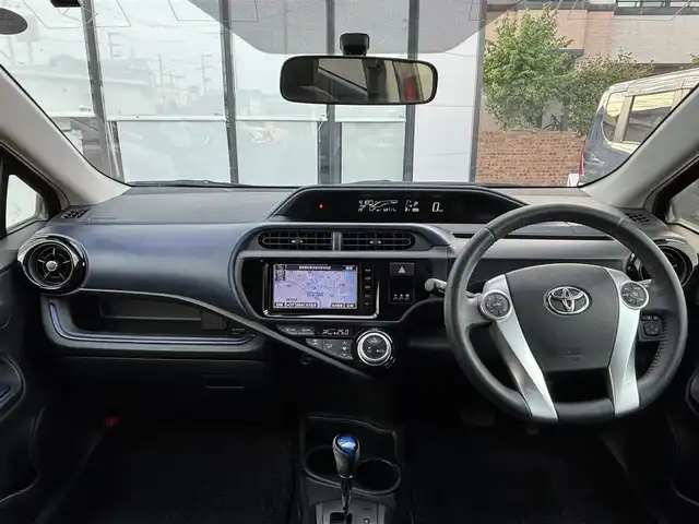 トヨタ アクア S 宮城県 2015(平27)年 6.9万km スーパーレッドⅤ 登録時走行距離68717km/純正SDナビ/AM・FM・Bluetooth・CD・DS・フルセグTV/バックカメラ/レーンキープアシスト/横滑り防止装置/フォグランプ/電動格納ミラー/ヘッドライトレベライザー/カーテンエアバッグ/ウインカーミラー/純正アルミホイール/純正フロアマット/後席ISOFIX/EVモード/ECOモード