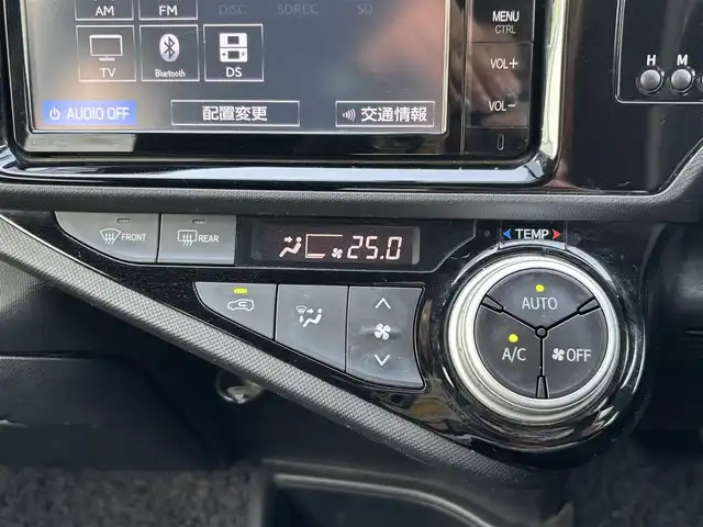 トヨタ アクア S 宮城県 2015(平27)年 6.9万km スーパーレッドⅤ 登録時走行距離68717km/純正SDナビ/AM・FM・Bluetooth・CD・DS・フルセグTV/バックカメラ/レーンキープアシスト/横滑り防止装置/フォグランプ/電動格納ミラー/ヘッドライトレベライザー/カーテンエアバッグ/ウインカーミラー/純正アルミホイール/純正フロアマット/後席ISOFIX/EVモード/ECOモード