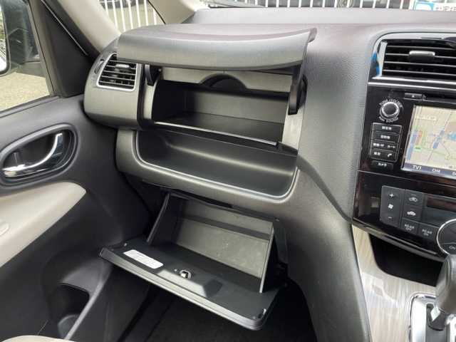 日産 セレナ ハイウェイS G S HV Aセーフ 神奈川県 2014(平26)年 13.3万km ブリリアントホワイトパール 純正SDナビ		/・DTV/CD/DVD/REC/BT	/アドバンスドセーフティパッケージ/・アランドビューモニター/・踏み間違い衝突防止アシスト/・ふらつき警報/エマージェンシーブレーキ/車線逸脱警報/コーナーセンサー	/ハーフレザーシート/ビルトインETC	/クルーズコントロール	/両側パワースライドドア	/純正16インチAW		/オートライト/純正LEDヘッドライト			/プッシュEgスタート/ストップ/インテリジェントキー×2	/革巻きステアリング			/ドアバイザー/純正フロアマット