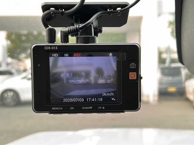 ダイハツ ロッキー X 兵庫県 2019(令1)年 10.8万km シャイニングホワイトパール 取扱説明書有/純正オーディオ・フルセグ・BT・FM・AM・Applecarplay/バックカメラ/全周囲カメラ/ETC/前後ドライブレコーダー/車線逸脱防止支援システム/衝突被害軽減ブレーキ/コーナーセンサー/アイドリングストップ/プッシュスタート/スマートキー×2/純正フロアマット/純正ドアバイザー