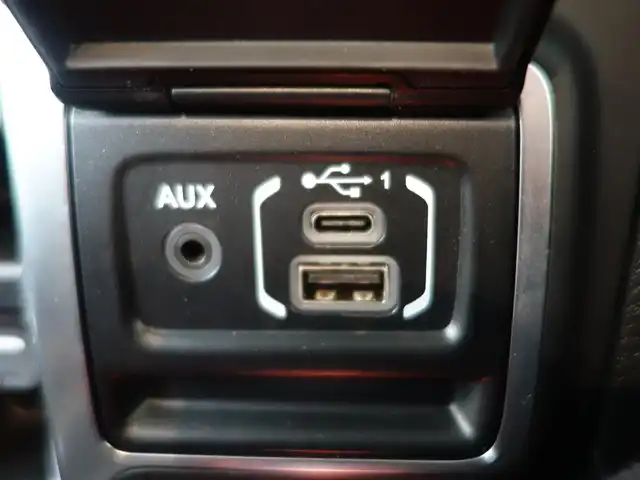 クライスラー・ジープ ジープ ラングラー アンリミテッド サハラ 静岡県 2020(令2)年 8.6万km 白 禁煙車/車検R9年5月28日/パートタイム4WD/BSM/リアクロスパスディテクション/パークアシスト（フロント／リア）/メーカー純正ナビ/　AM.FM/BT/USB/AUX/フルセグTV/フロント／バックカメラ/ETC/社外前後ドライブレコーダー/アルパインスピーカー/マルチディスプレイ/ブラックレザーシート/前席シートヒーター/ステアリングヒーター/後席AC電源（150W）/プッシュスタート／スマートキー/各種メッキパーツ/LEDヘッドライト/背面タイヤ（カバー付）/純正フロアマット/取扱説明書／保証書