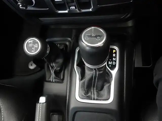 クライスラー・ジープ ジープ ラングラー アンリミテッド サハラ 静岡県 2020(令2)年 8.6万km 白 禁煙車/車検R9年5月28日/パートタイム4WD/BSM/リアクロスパスディテクション/パークアシスト（フロント／リア）/メーカー純正ナビ/　AM.FM/BT/USB/AUX/フルセグTV/フロント／バックカメラ/ETC/社外前後ドライブレコーダー/アルパインスピーカー/マルチディスプレイ/ブラックレザーシート/前席シートヒーター/ステアリングヒーター/後席AC電源（150W）/プッシュスタート／スマートキー/各種メッキパーツ/LEDヘッドライト/背面タイヤ（カバー付）/純正フロアマット/取扱説明書／保証書