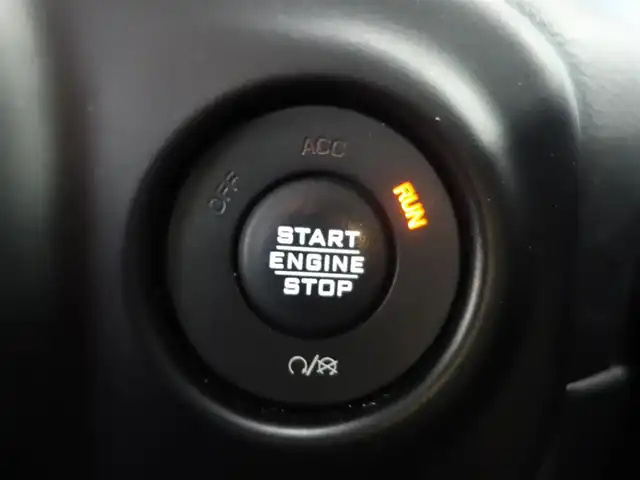 クライスラー・ジープ ジープ ラングラー アンリミテッド サハラ 静岡県 2020(令2)年 8.6万km 白 禁煙車/車検R9年5月28日/パートタイム4WD/BSM/リアクロスパスディテクション/パークアシスト（フロント／リア）/メーカー純正ナビ/　AM.FM/BT/USB/AUX/フルセグTV/フロント／バックカメラ/ETC/社外前後ドライブレコーダー/アルパインスピーカー/マルチディスプレイ/ブラックレザーシート/前席シートヒーター/ステアリングヒーター/後席AC電源（150W）/プッシュスタート／スマートキー/各種メッキパーツ/LEDヘッドライト/背面タイヤ（カバー付）/純正フロアマット/取扱説明書／保証書