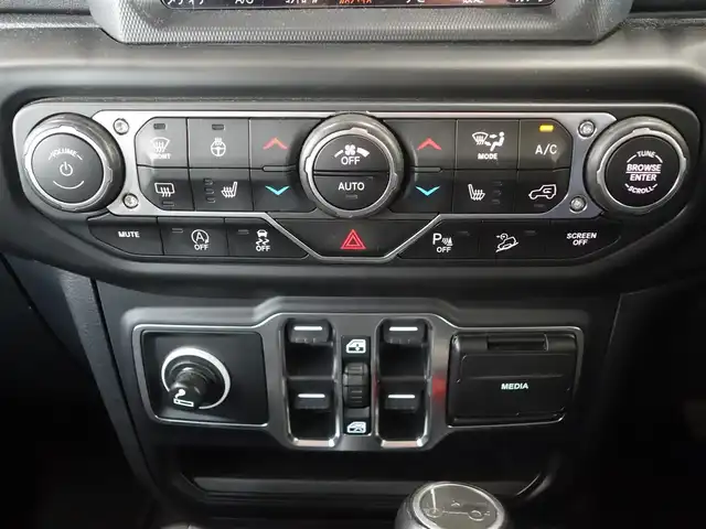 クライスラー・ジープ ジープ ラングラー アンリミテッド サハラ 静岡県 2020(令2)年 8.6万km 白 禁煙車/車検R9年5月28日/パートタイム4WD/BSM/リアクロスパスディテクション/パークアシスト（フロント／リア）/メーカー純正ナビ/　AM.FM/BT/USB/AUX/フルセグTV/フロント／バックカメラ/ETC/社外前後ドライブレコーダー/アルパインスピーカー/マルチディスプレイ/ブラックレザーシート/前席シートヒーター/ステアリングヒーター/後席AC電源（150W）/プッシュスタート／スマートキー/各種メッキパーツ/LEDヘッドライト/背面タイヤ（カバー付）/純正フロアマット/取扱説明書／保証書