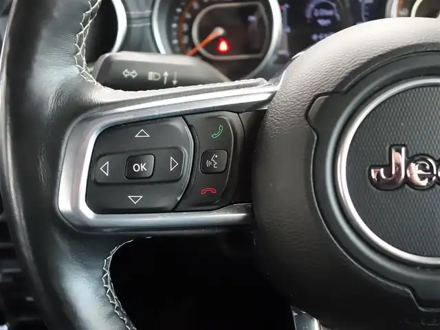 クライスラー・ジープ ジープ ラングラー アンリミテッド サハラ 静岡県 2020(令2)年 8.6万km 白 禁煙車/車検R9年5月28日/パートタイム4WD/BSM/リアクロスパスディテクション/パークアシスト（フロント／リア）/メーカー純正ナビ/　AM.FM/BT/USB/AUX/フルセグTV/フロント／バックカメラ/ETC/社外前後ドライブレコーダー/アルパインスピーカー/マルチディスプレイ/ブラックレザーシート/前席シートヒーター/ステアリングヒーター/後席AC電源（150W）/プッシュスタート／スマートキー/各種メッキパーツ/LEDヘッドライト/背面タイヤ（カバー付）/純正フロアマット/取扱説明書／保証書