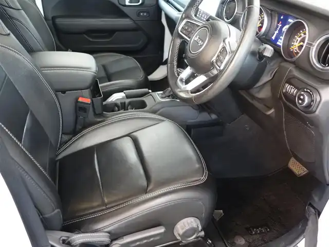 クライスラー・ジープ ジープ ラングラー アンリミテッド サハラ 静岡県 2020(令2)年 8.6万km 白 禁煙車/車検R9年5月28日/パートタイム4WD/BSM/リアクロスパスディテクション/パークアシスト（フロント／リア）/メーカー純正ナビ/　AM.FM/BT/USB/AUX/フルセグTV/フロント／バックカメラ/ETC/社外前後ドライブレコーダー/アルパインスピーカー/マルチディスプレイ/ブラックレザーシート/前席シートヒーター/ステアリングヒーター/後席AC電源（150W）/プッシュスタート／スマートキー/各種メッキパーツ/LEDヘッドライト/背面タイヤ（カバー付）/純正フロアマット/取扱説明書／保証書