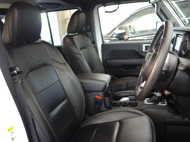 クライスラー・ジープ ジープ ラングラー アンリミテッド サハラ 静岡県 2020(令2)年 8.6万km 白 禁煙車/車検R9年5月28日/パートタイム4WD/BSM/リアクロスパスディテクション/パークアシスト（フロント／リア）/メーカー純正ナビ/　AM.FM/BT/USB/AUX/フルセグTV/フロント／バックカメラ/ETC/社外前後ドライブレコーダー/アルパインスピーカー/マルチディスプレイ/ブラックレザーシート/前席シートヒーター/ステアリングヒーター/後席AC電源（150W）/プッシュスタート／スマートキー/各種メッキパーツ/LEDヘッドライト/背面タイヤ（カバー付）/純正フロアマット/取扱説明書／保証書