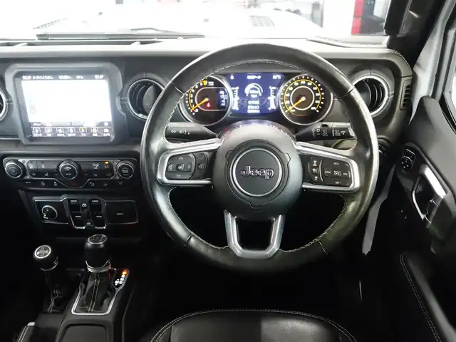 クライスラー・ジープ ジープ ラングラー アンリミテッド サハラ 静岡県 2020(令2)年 8.6万km 白 禁煙車/車検R9年5月28日/パートタイム4WD/BSM/リアクロスパスディテクション/パークアシスト（フロント／リア）/メーカー純正ナビ/　AM.FM/BT/USB/AUX/フルセグTV/フロント／バックカメラ/ETC/社外前後ドライブレコーダー/アルパインスピーカー/マルチディスプレイ/ブラックレザーシート/前席シートヒーター/ステアリングヒーター/後席AC電源（150W）/プッシュスタート／スマートキー/各種メッキパーツ/LEDヘッドライト/背面タイヤ（カバー付）/純正フロアマット/取扱説明書／保証書