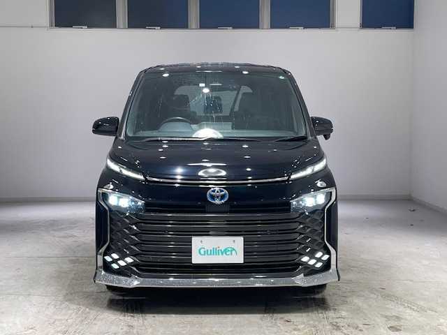 トヨタ ヴォクシー ハイブリッド S－Z 宮城県 2023(令5)年 5.4万km アティチュードブラックマイカ トヨタセーフティセンス/・プリクラッシュセーフティ/・レーンチェンジアシスト/・レーントレーシングアシスト/・レーンディパーチャーアラート/・レーダークルーズコントロール/・オートマチックハイビーム/・ロードサインアシスト/・プロアクティブドライビングアシスト/ブラインドスポットモニター/純正10.5インチディスプレイオーディオ/・バックカメラ/・フルセグTV/Bluetooth/CD/DVD/・HDMI/Miracast/・ビルトインETC2.0/・社外前後ドライブレコーダー/純正13.2型有機EL後席ディスプレイ/ユニバーサルステップ/前後コーナーセンサー/電子パーキング/・オートブレーキホールド/100V充電/革巻きステアリング/・ステアリングリモコン/ハーフレザーシート/・シートヒーター（運転席/助手席）/・ウォークスルー/三眼LEDヘッドライト/・オートライト/・フォグランプ/プッシュスタート/・スマートキー/純正アルミホイール/純正フロアマット/ドアバイザー