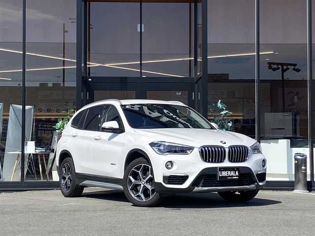 ＢＭＷ Ｘ１ sDrive 18i Xライン 福岡県 2016(平28)年 5.1万km 白 ・クルーズコントロール/・純正HDDナビ/USB/Bluetooth/CD/DVD/iPod/AUX/・バックカメラ/・ハーフレザーシート/・社外前後ドライブレコーダー/・ETC/・純正18AW/・プッシュスタート/・パーキングアシスト/・アイドリングストップ/・スマートキー/・スペアキー/・レーンキープアシスト/・オートライト/・保証書/・取扱説明書/・記録簿