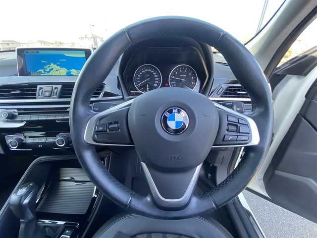 ＢＭＷ Ｘ１ sDrive 18i Xライン 福岡県 2016(平28)年 5.1万km 白 ・クルーズコントロール/・純正HDDナビ/USB/Bluetooth/CD/DVD/iPod/AUX/・バックカメラ/・ハーフレザーシート/・社外前後ドライブレコーダー/・ETC/・純正18AW/・プッシュスタート/・パーキングアシスト/・アイドリングストップ/・スマートキー/・スペアキー/・レーンキープアシスト/・オートライト/・保証書/・取扱説明書/・記録簿