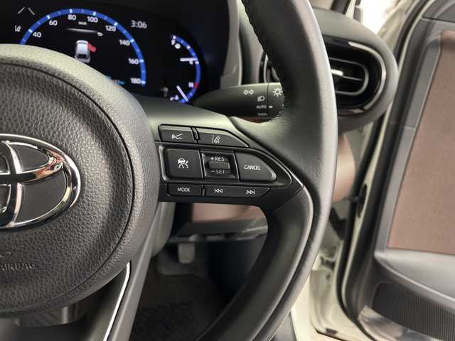 トヨタ ヤリスクロス Z 鹿児島県 2020(令2)年 3.3万km ホワイトパールクリスタルシャイン 純正ディスプレイオーディオ/(Bluetooth/USB/AM/FM)/パノラミックビューモニター/トヨタセーフティセンス/・プリクラッシュセーフティ/・レーントレーシングアシスト/・レーンディパーチャーアラート/・レーダークルーズコントロール/・オートマチックハイビーム/・ロードサインアシスト/パーキングサポートブレーキ/前席シートヒーター/運転席パワーシート/ブラインドスポットモニター/前後ドライブレコーダー/前後コーナーセンサー/純正フロアマット/純正ＡＷ18インチ/ＬＥＤヘッドライト/スマートキー