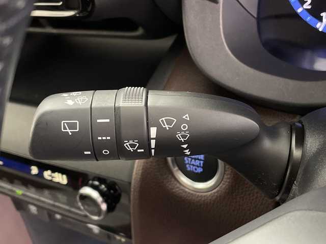 トヨタ ヤリスクロス Z 鹿児島県 2020(令2)年 3.3万km ホワイトパールクリスタルシャイン 純正ディスプレイオーディオ/(Bluetooth/USB/AM/FM)/パノラミックビューモニター/トヨタセーフティセンス/・プリクラッシュセーフティ/・レーントレーシングアシスト/・レーンディパーチャーアラート/・レーダークルーズコントロール/・オートマチックハイビーム/・ロードサインアシスト/パーキングサポートブレーキ/前席シートヒーター/運転席パワーシート/ブラインドスポットモニター/前後ドライブレコーダー/前後コーナーセンサー/純正フロアマット/純正ＡＷ18インチ/ＬＥＤヘッドライト/スマートキー