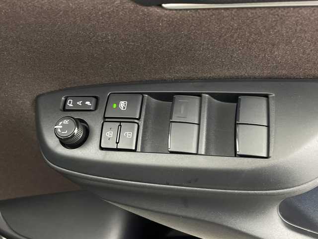 トヨタ ヤリスクロス Z 鹿児島県 2020(令2)年 3.3万km ホワイトパールクリスタルシャイン 純正ディスプレイオーディオ/(Bluetooth/USB/AM/FM)/パノラミックビューモニター/トヨタセーフティセンス/・プリクラッシュセーフティ/・レーントレーシングアシスト/・レーンディパーチャーアラート/・レーダークルーズコントロール/・オートマチックハイビーム/・ロードサインアシスト/パーキングサポートブレーキ/前席シートヒーター/運転席パワーシート/ブラインドスポットモニター/前後ドライブレコーダー/前後コーナーセンサー/純正フロアマット/純正ＡＷ18インチ/ＬＥＤヘッドライト/スマートキー